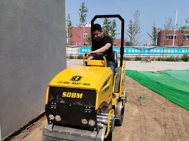 座駕振動壓路機在惡劣環(huán)境下如何工作？