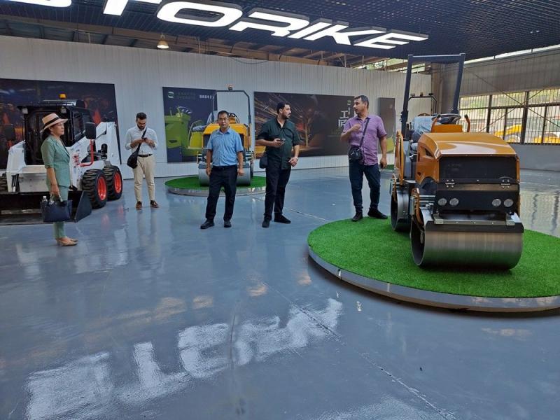 國外客戶來我廠參觀考察小型壓路機(jī)，并達(dá)成合作意向