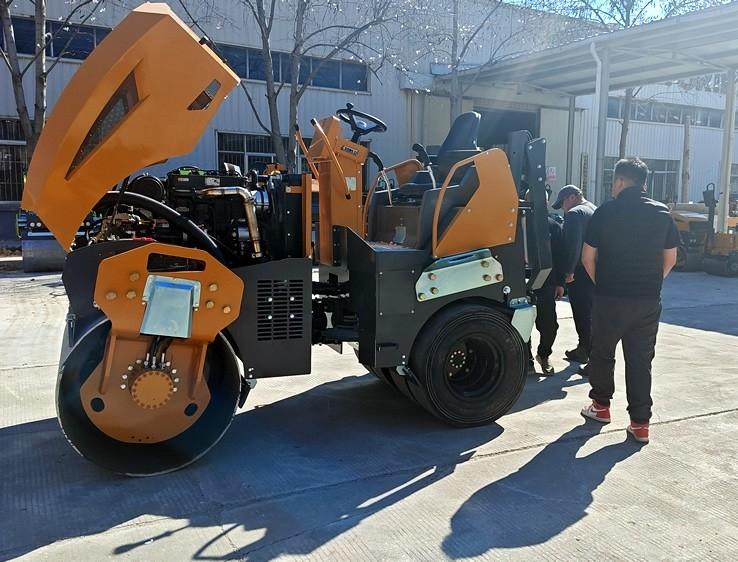 3月18日，哈薩克斯坦客戶來廠體驗考察5噸膠輪壓路機